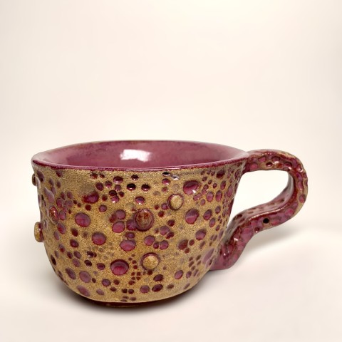 Pasta café. Interior morado, exterior bajorelieve circulos morado